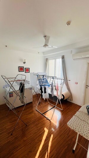 Team Area in 4 BHK Apartment at DLF The Crest, Sector 54 – for Sale