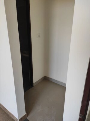 Room in 3 BHK Apartment at Kolar rd – for Sale