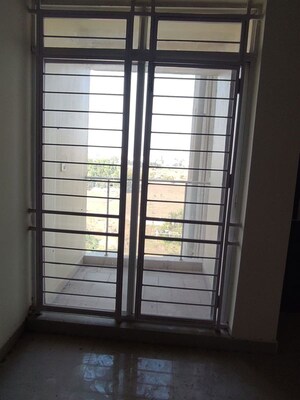 Room in 3 BHK Apartment at Kolar rd – for Sale