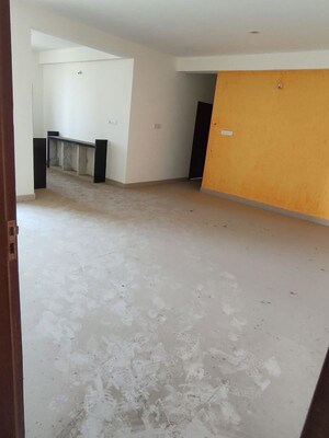 Room in 3 BHK Apartment at Kolar rd – for Sale