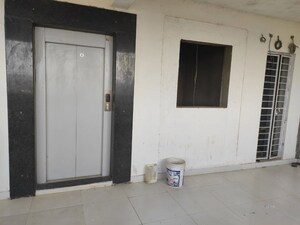 Room in 3 BHK Apartment at Kolar rd – for Sale