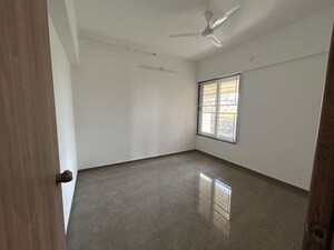 Room in 3 BHK Apartment at Venkatesh Skydale, Hingne Khurd – for Rent
