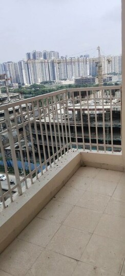 3 BHK + Servant Room Apartment For Rent in Ajnara Homes