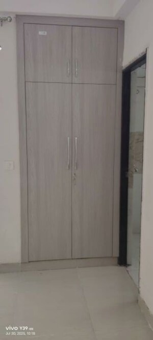 Room in 3 BHK Apartment at Amrapali Golf Homes, Sector 4 Greater Noida – for Rent