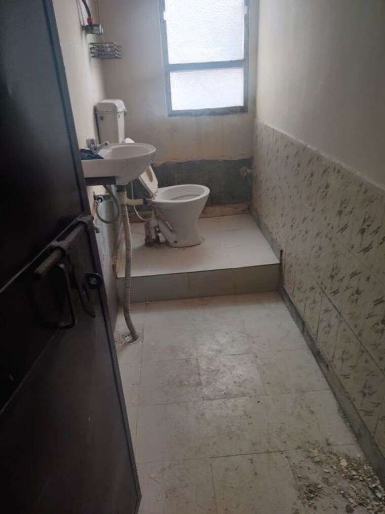 Bathroom, green park 2 Bedroom 100 Sq.Yd. Apartment In Green Park Delhi 10310387