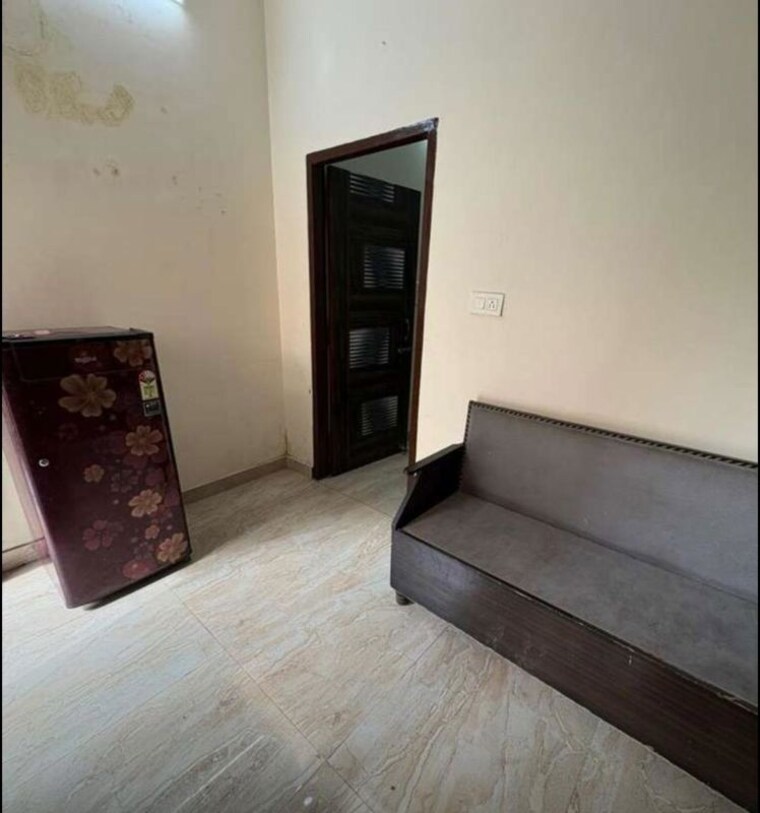 Room, ambala highway 1 Bedroom 300 Sq.Ft. Apartment In Ambala Highway Zirakpur 10329687