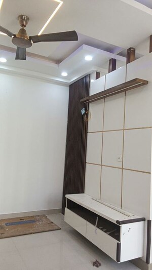 Room in 2.5 BHK Apartment at Radhey Krishna Casa Green I, Sector 16 Greater Noida – for Rent