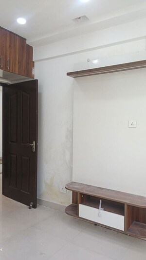 Room in 2.5 BHK Apartment at Radhey Krishna Casa Green I, Sector 16 Greater Noida – for Rent