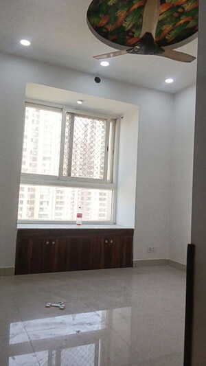 Room in 2.5 BHK Apartment at Radhey Krishna Casa Green I, Sector 16 Greater Noida – for Rent