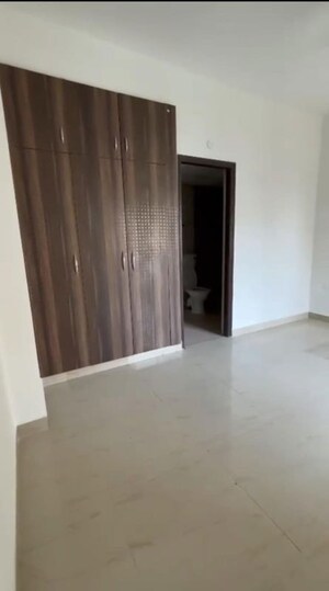 Room in 3 BHK Apartment at Nimbus Express Park View, Chi V Greater Noida – for Sale