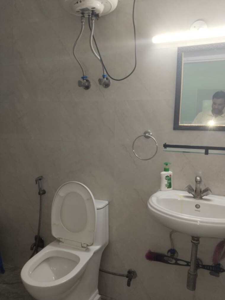 Bathroom, sarita vihar 3 Bedroom 1900 Sq.Ft. Apartment In Sarita Vihar Delhi 10329735