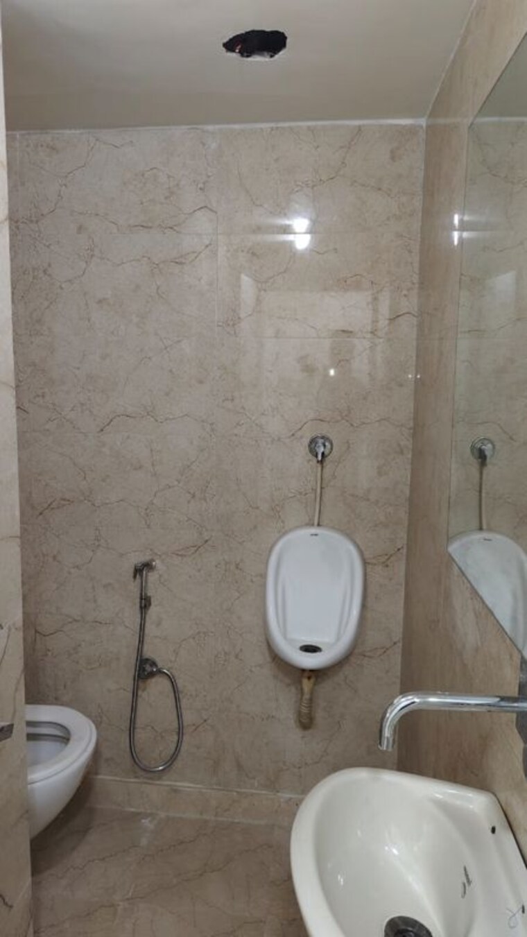 Bathroom, netaji subhash place Commercial Office Space 1500 Sq.Ft. In Netaji Subhash Place Delhi 10329817