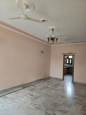 Room in 3 BHK Builder Floor at Sector 4 – for Rent