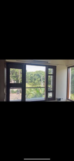 Room in 3 BHK Builder Floor at Sector 21 – for Rent