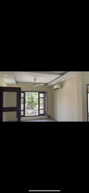 Room in 3 BHK Builder Floor at Sector 21 – for Rent