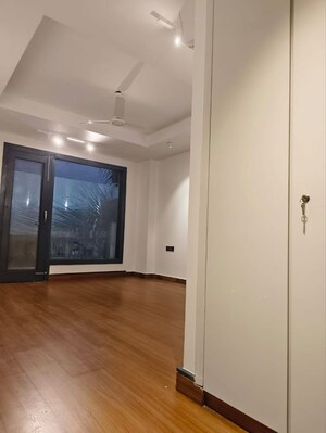 Room in 4 BHK Builder Floor at Safdarjung Enclave – for Rent
