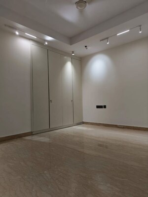 Room in 4 BHK Builder Floor at Safdarjung Enclave – for Rent