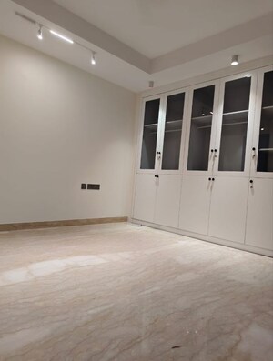 Room in 4 BHK Builder Floor at Safdarjung Enclave – for Rent