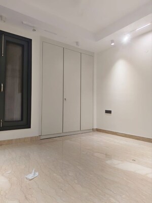 Room in 4 BHK Builder Floor at Safdarjung Enclave – for Rent