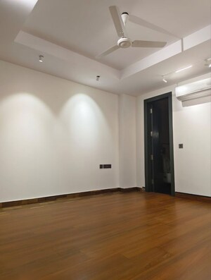 Room in 4 BHK Builder Floor at Safdarjung Enclave – for Rent