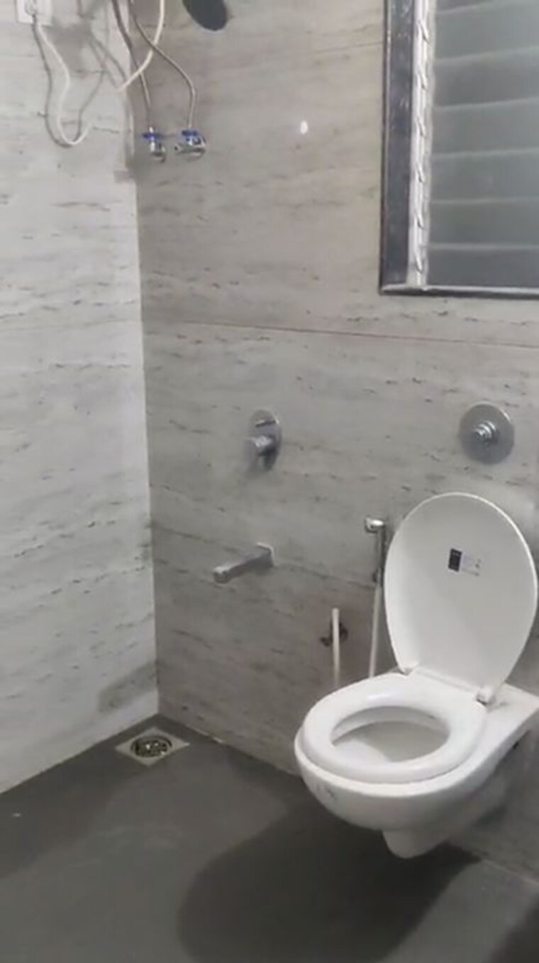 Bathroom, om-sai-chembur-nandadeep-chs 2 Bedroom 942 Sq.Ft. Apartment In Chembur Mumbai 10330046