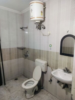 Bathroom in 1 BHK Builder Floor at Sector 32 – for Rent
