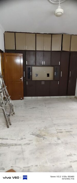 Room in 5 BHK Independent House at RWA Apartments Sector 41, Sector 41 – for Rent