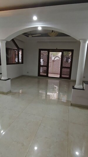 Room in 5 BHK Independent House at RWA Apartments Sector 41, Sector 41 – for Rent