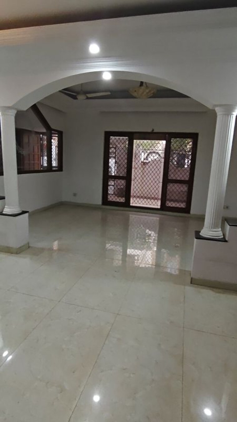 Room, rwa-apartments-sector-41 5 Bedroom 153 Sq.Mt. Independent House In Sector 41 Noida 10330107
