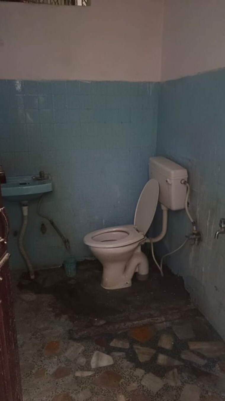 Bathroom, indira nagar 2 Bedroom 1500 Sq.Ft. Builder Floor In Indira Nagar Lucknow 10330268