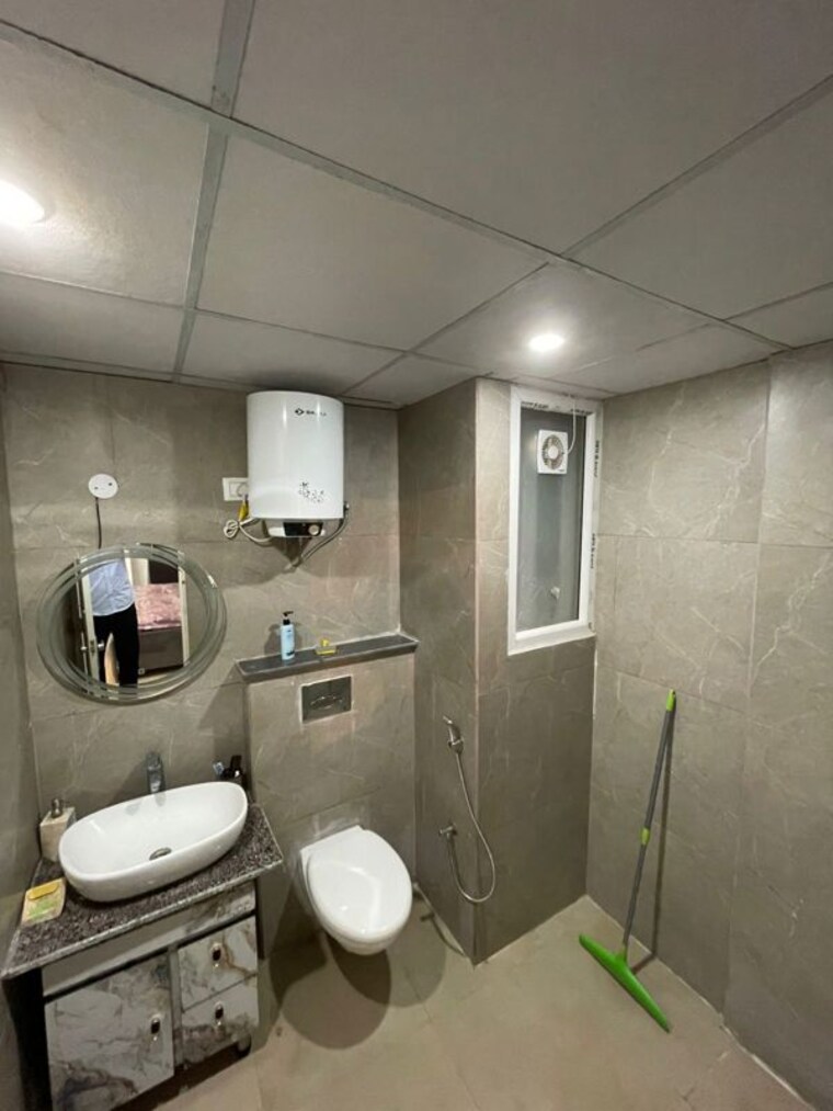 Bathroom, bollywood-esencia 3 Bedroom 1953 Sq.Ft. Apartment In Ghazipur Zirakpur 10330329