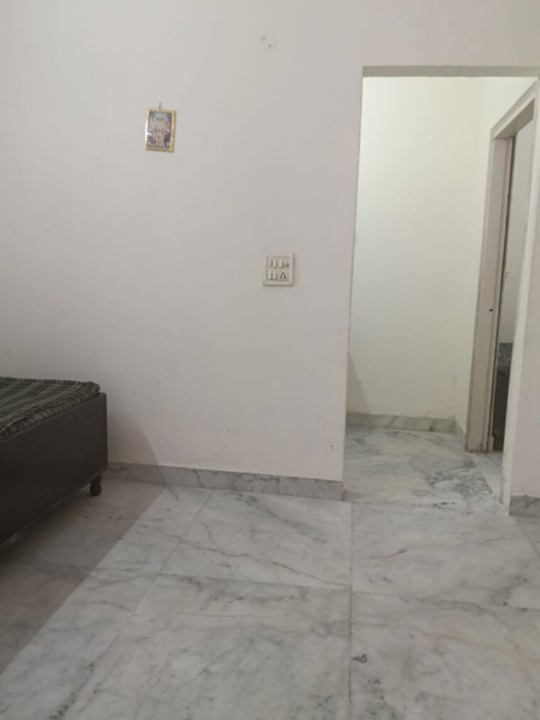 Room, adchini 2 Bedroom 500 Sq.Ft. Apartment In Adchini Delhi 10330431