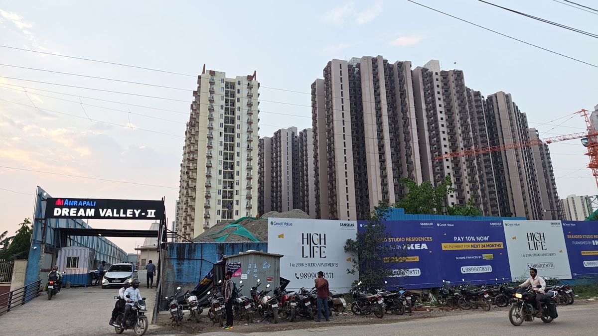 3 BHK + Servant Room 2300 Sq.Ft. Apartment in Express Eternity