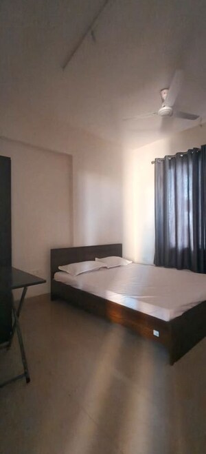 Bedroom in 3 BHK Apartment at Nagpur Station – for Rent