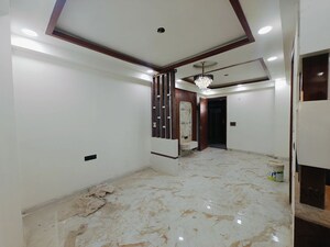 Room in 3 BHK Builder Floor at Noida Central – for Rent