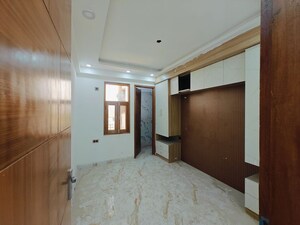 Room in 3 BHK Builder Floor at Noida Central – for Rent