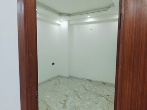 Room in 3 BHK Builder Floor at Noida Central – for Rent