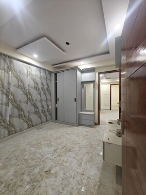 Room in 3 BHK Builder Floor at Sector 73 – for Rent