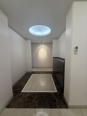 Building Lobby in 6 BHK Builder Floor at Sector 31 – for Sale