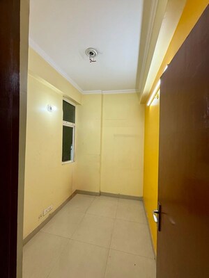 Study Room in 2.5 BHK Apartment at Amrapali Silicon City, Sector 76 – for Rent