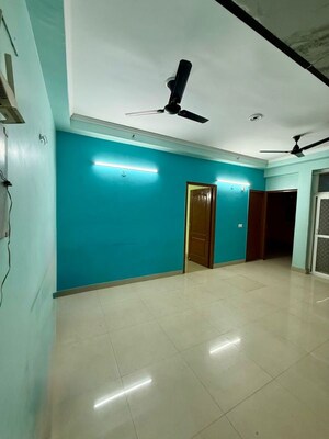 Room in 2.5 BHK Apartment at Amrapali Silicon City, Sector 76 – for Rent