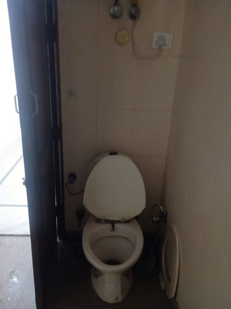 Bathroom, sector 33 5 Bedroom 250 Sq.Mt. Builder Floor In Sector 33 Noida 10330803