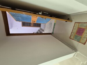 Furnished Amenities in 2.5 BHK Apartment at Mayur Vihar – for Rent