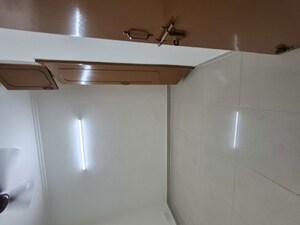 Furnished Amenities in 2.5 BHK Apartment at Mayur Vihar – for Rent