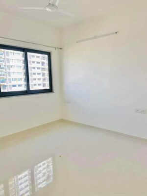 Room in 2 BHK Apartment at Amanora Gold Towers, Hadapsar – for Sale
