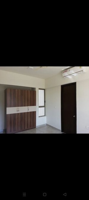 Room in 2 BHK Apartment at Lodha Luxuria, Majiwada – for Rent