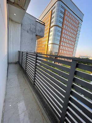 Balcony in 2.5 BHK Apartment at Central Park Bellavista Towers, Sector 48 – for Rent