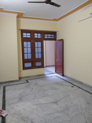 Room in 3 BHK Builder Floor at Gomti Nagar – for Rent