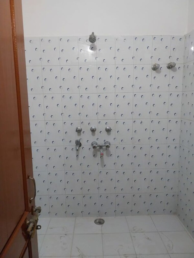 Bathroom, gomti nagar 3 Bedroom 1500 Sq.Ft. Builder Floor In Gomti Nagar Lucknow 10330951