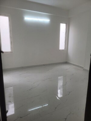 Room in 4 BHK Apartment at Phi Iv Greater Noida – for Sale